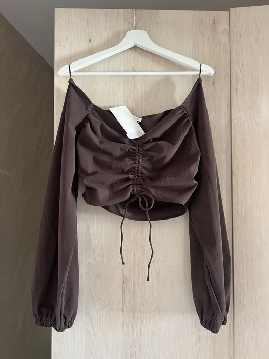 Еластичен къс топ с набори от Zara