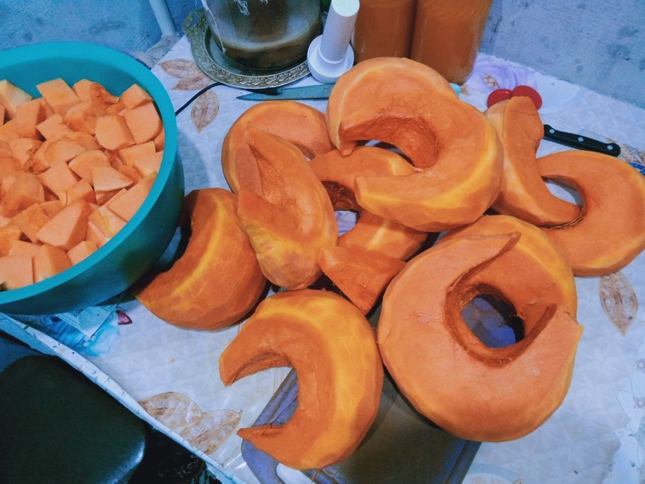 Сок из тыквы с апельсинами и лимонами.Тыквы со своего огорода.