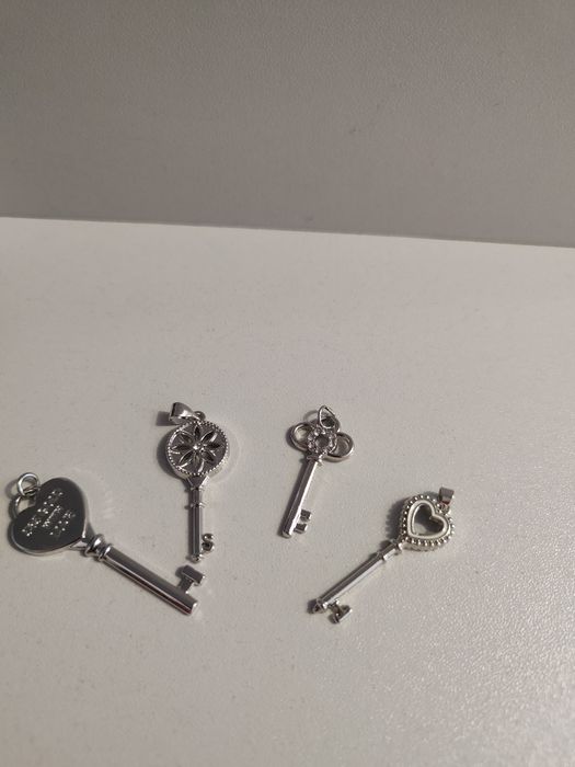 Продам новые серебряные подвески