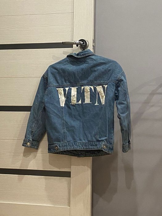 Продам джинцовая куртка для девочки.