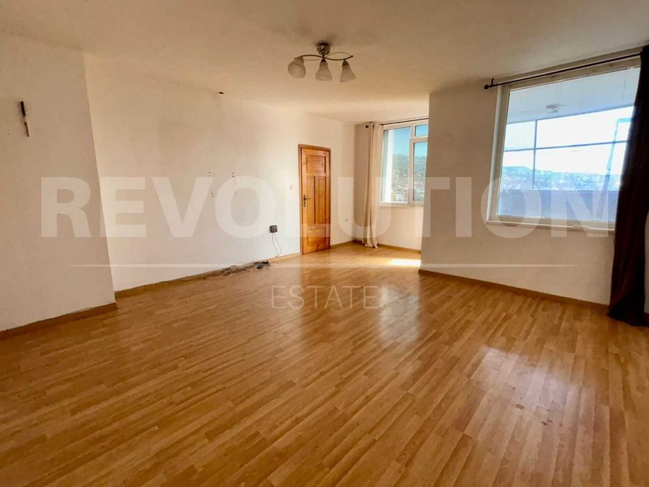 Тристаен апартамент в района на ж.к. Възраждане 1!