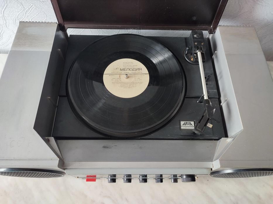 Продам проигрыватель грампластинок" Вега"