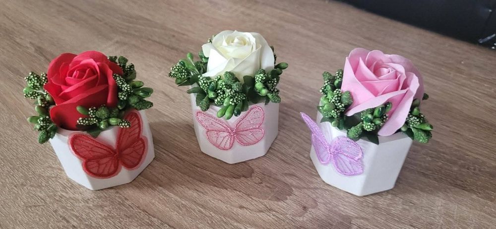 Аранжировка със сапунени рози и други цветя