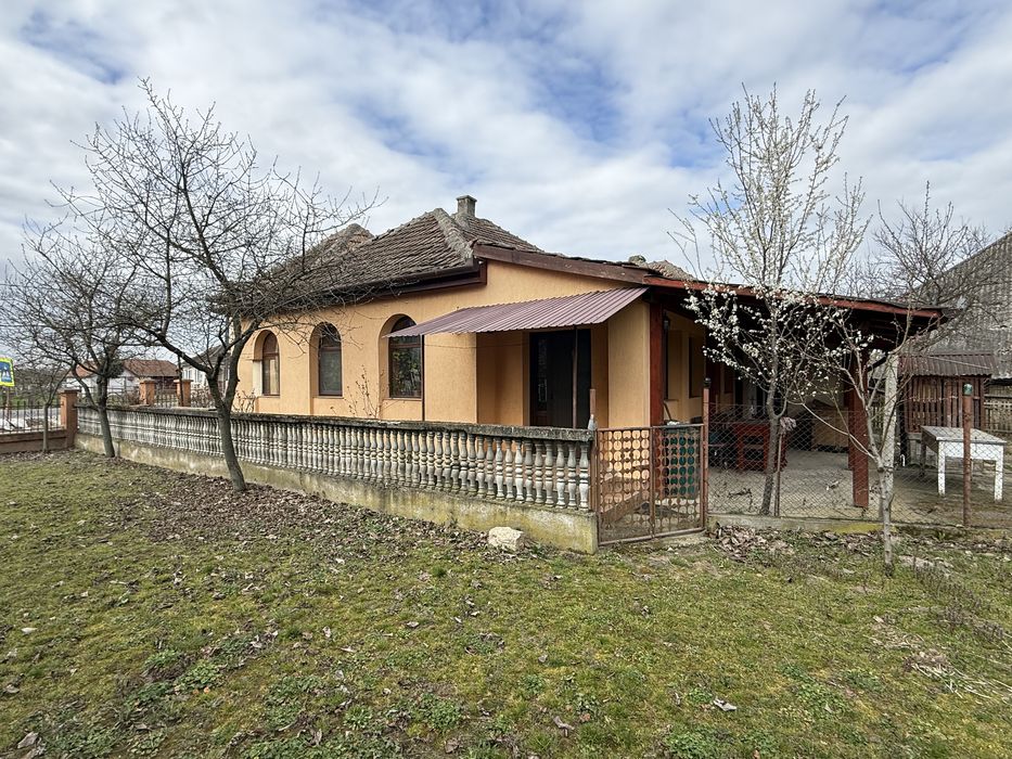 Ofer spre vanzare Casa 3 camere + Teren 47 Arii  in comuna Lipau