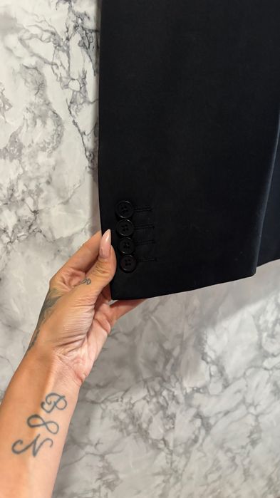 Костюм класически-черен носен на сватба