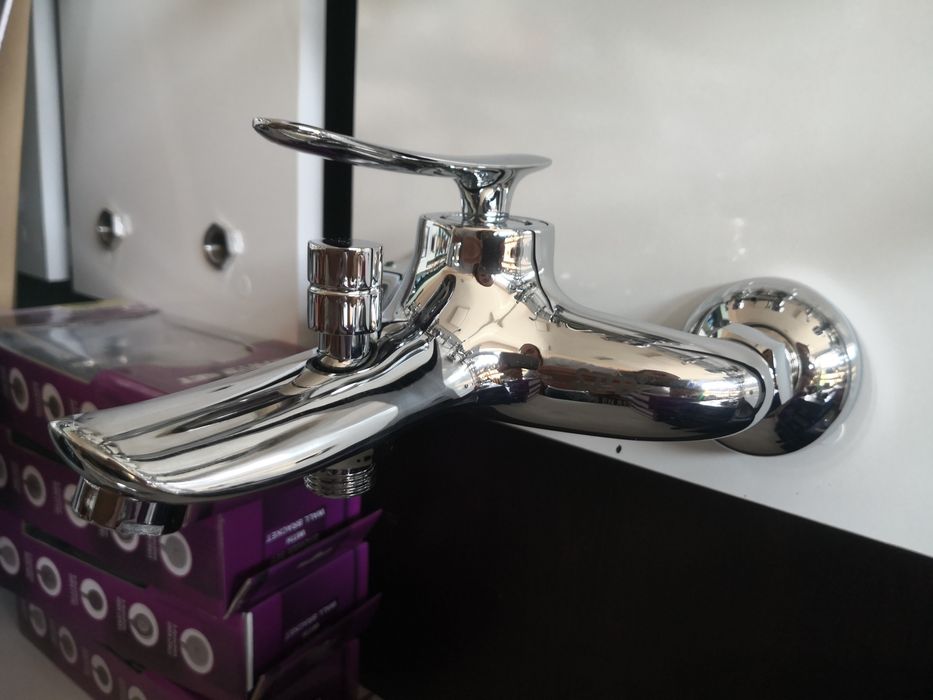 Смесител за баня с изход за слушалка