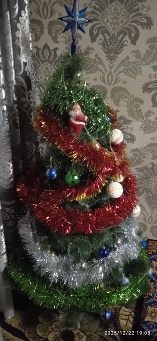 Yangi yil archasi,  oʻyinchoqlari bilan