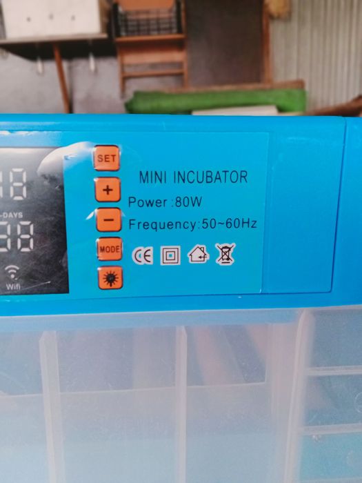 Продам инкубатор на 120 яиц ,