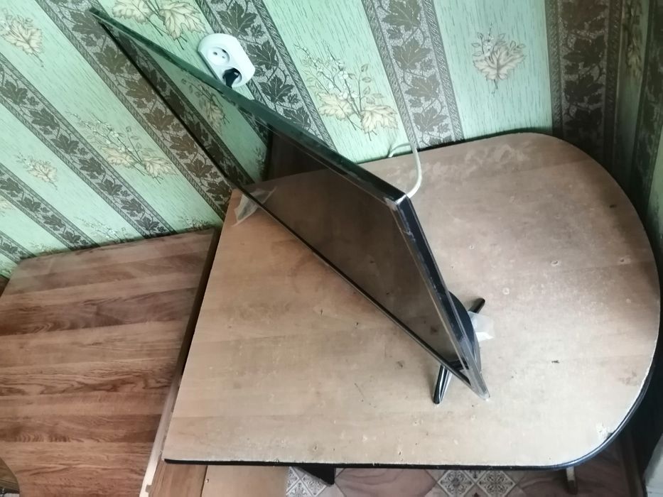 Продам стол под телевизор, тумбочки, трюмо с зеркалом