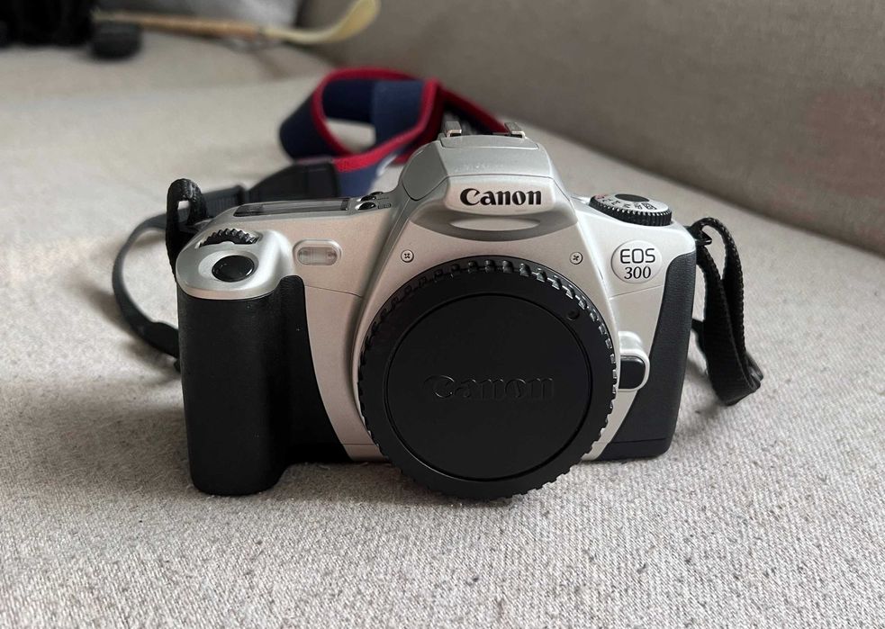 Body Canon EOS 300 (Rebel 2000) pe film 35mm