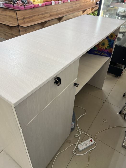 Продам кассовый стол (ресепшн)