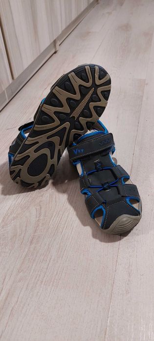 Детски сандали нови