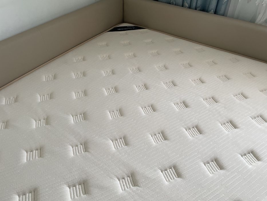 Продается большая кровать