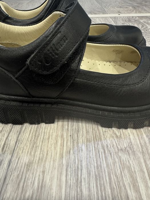 Продам школьные туфли для девочек