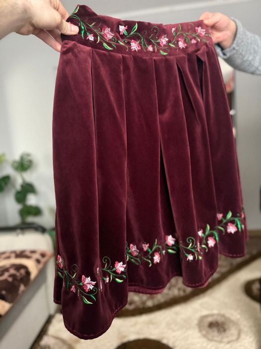 Fusta de catifea brodata