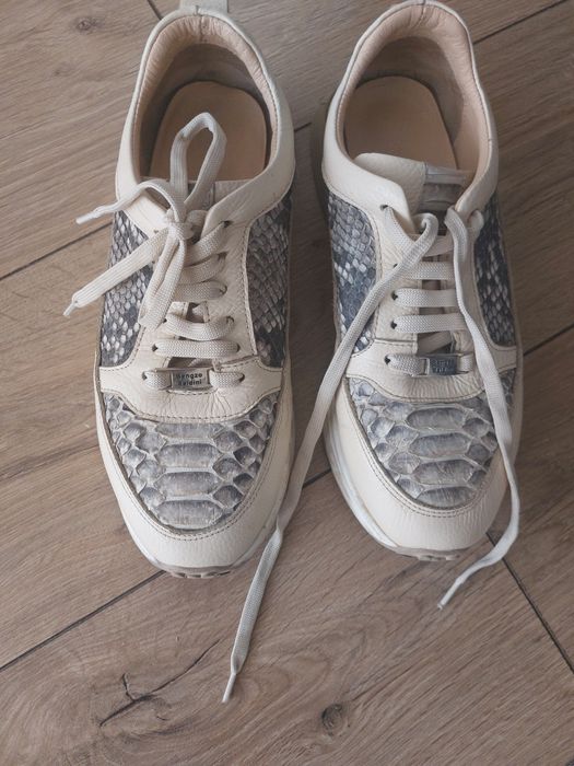 Кожаные кроссовки