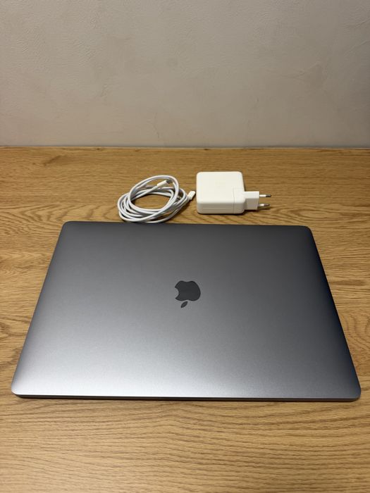 MacBook Pro 15” 2017 – i7 / 16GB RAM / SSD 512GB – Retina