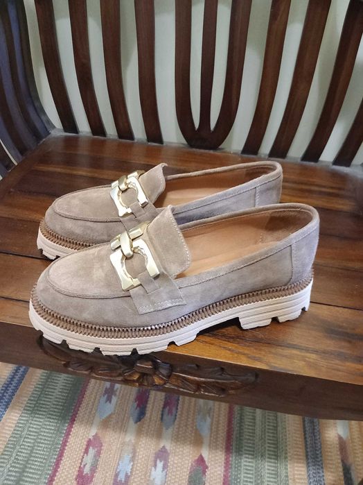 Бежави мокасини, нови