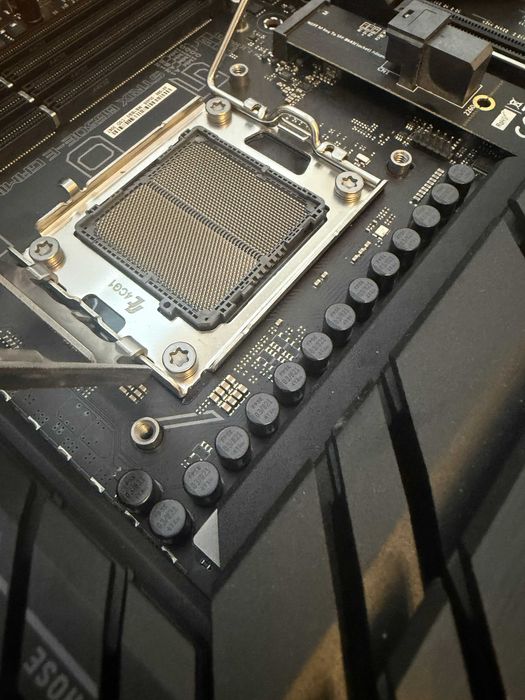 Asus ROG Strix B650E-E Gaming WIFI и Ryzen 7 7700X