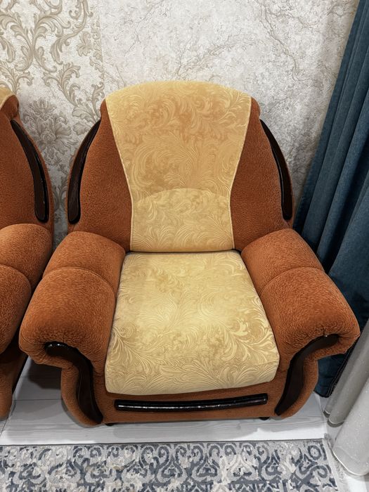 Продается диван с креслами.