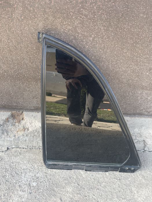 Продам боковое стекло мазда 626