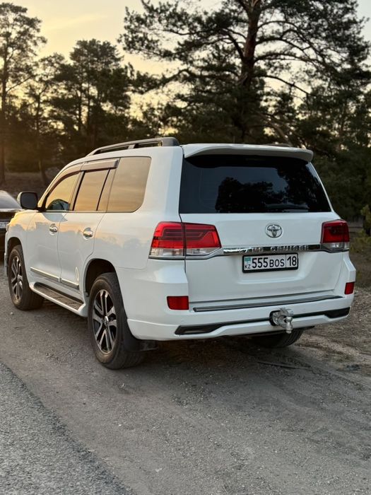 Прокат авто с водителем  LAND CRUISER 200