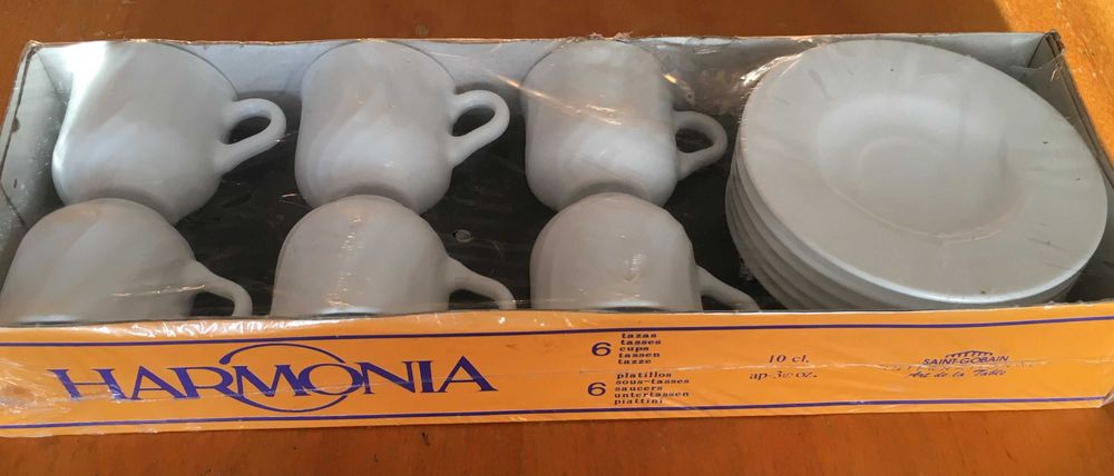 СЕРВИЗ ЗА КАФЕ от бяло темперирано стъкло - 6 чашки с чинийки