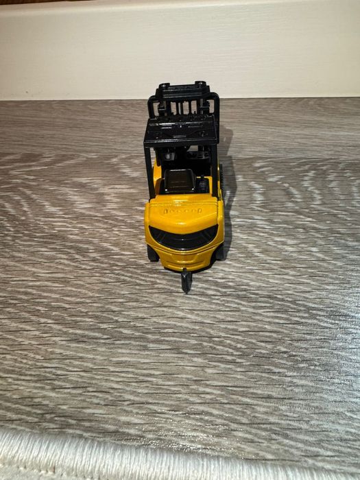 На радиоуправлении вилочный погрузчик