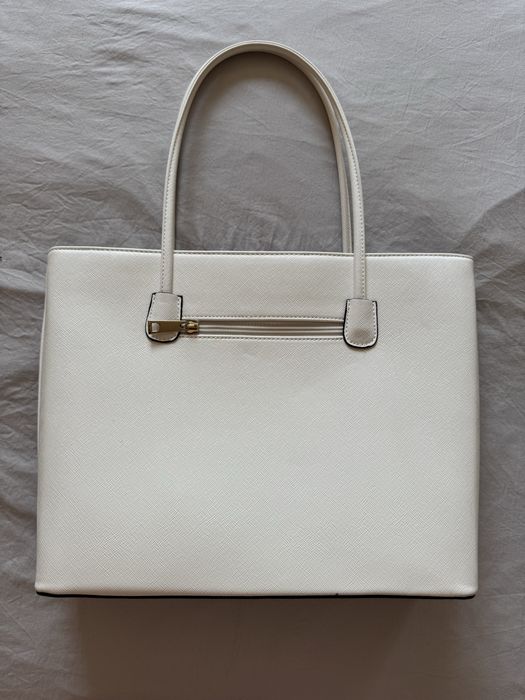 Елегантна бяла голяма чанта с етикет