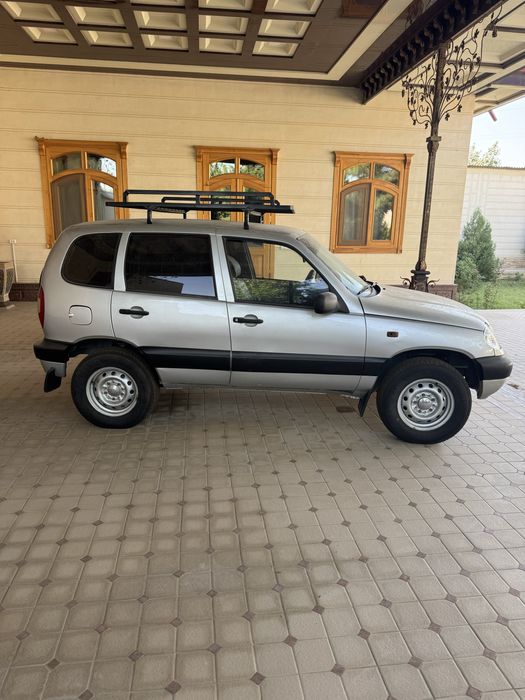 Chevrolet Niva 2123 sotiladi