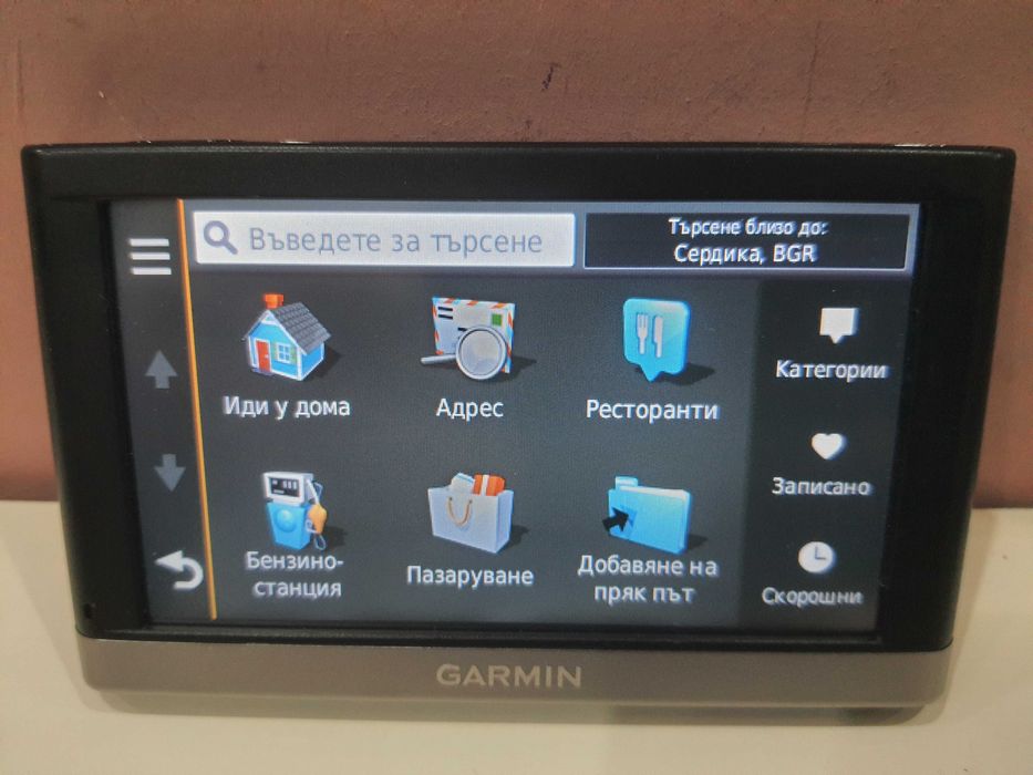 Продавам оригинален GPS GARMIN с много функции и български език