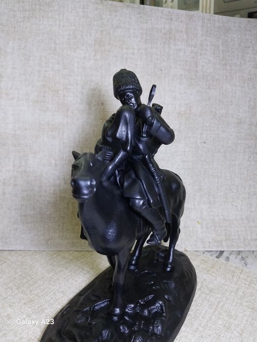 Продается чугунная статуетка