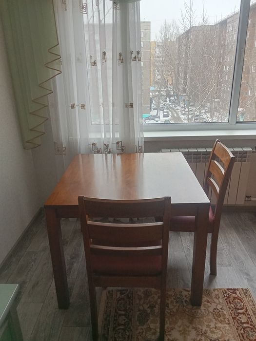 Стол +4 стула. Малазия в отличном состоянии.