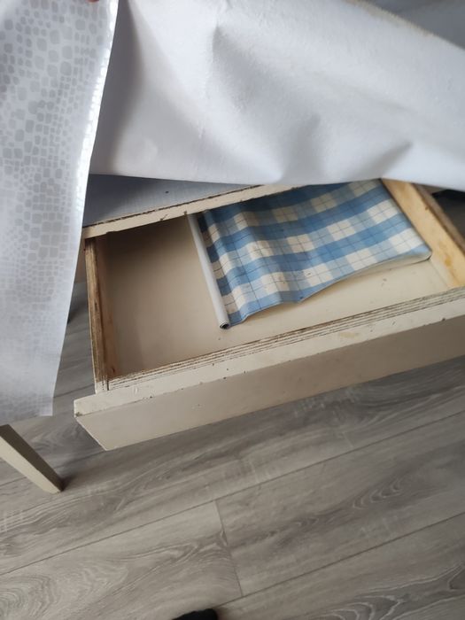 Стол кухонный. С ящиком