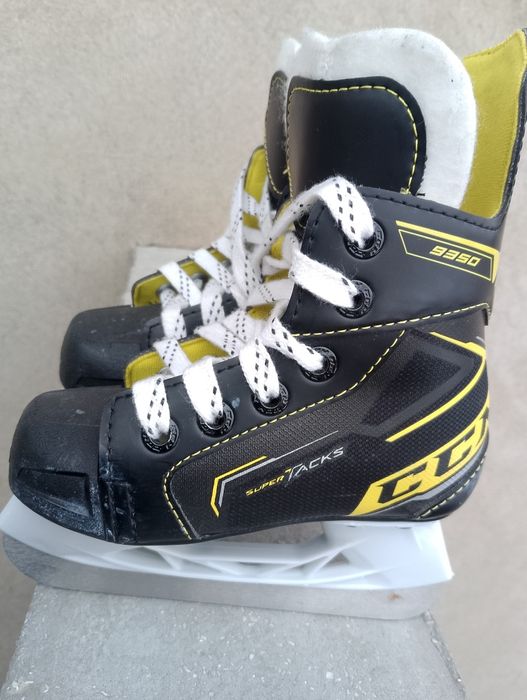 Кънки за хокей CCM 27ми номер