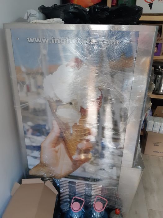 Vând mașină profesională pentru înghețată, folosita 2 luni si mixer