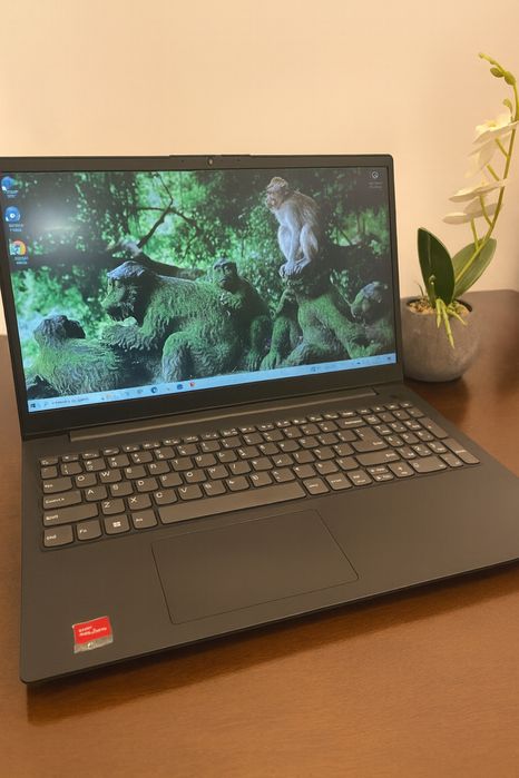 Laptop Lenovo îngrijit, ideal pentru muncă, școală sau multimedia.