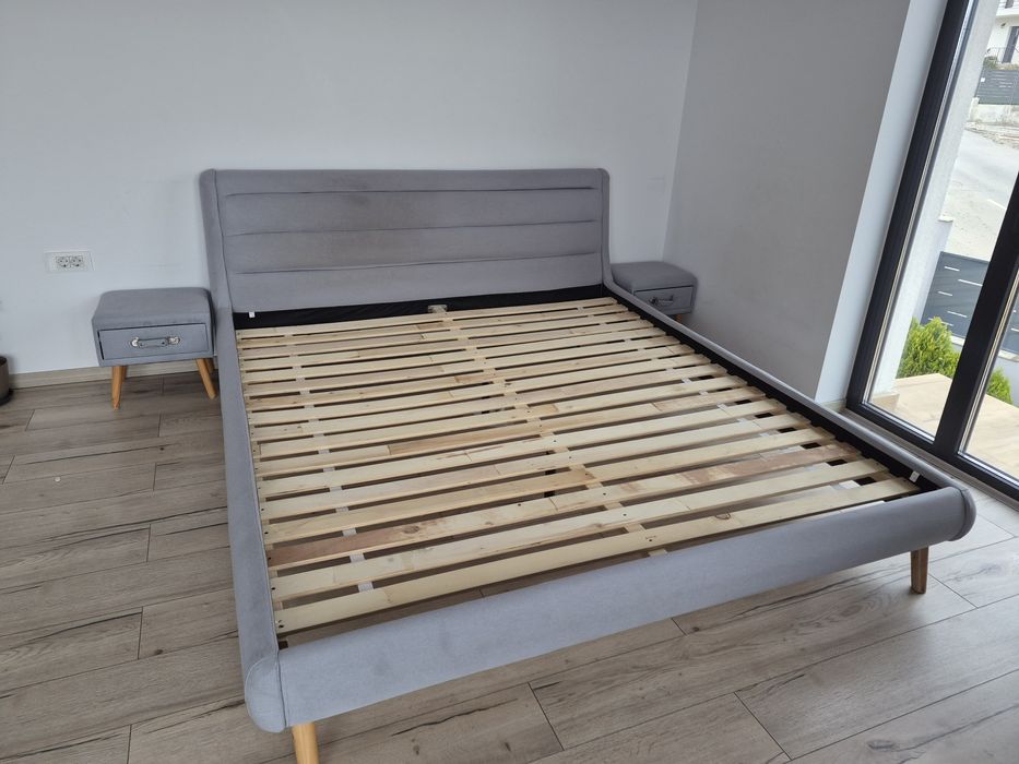 Vând cadru pat si noptiere