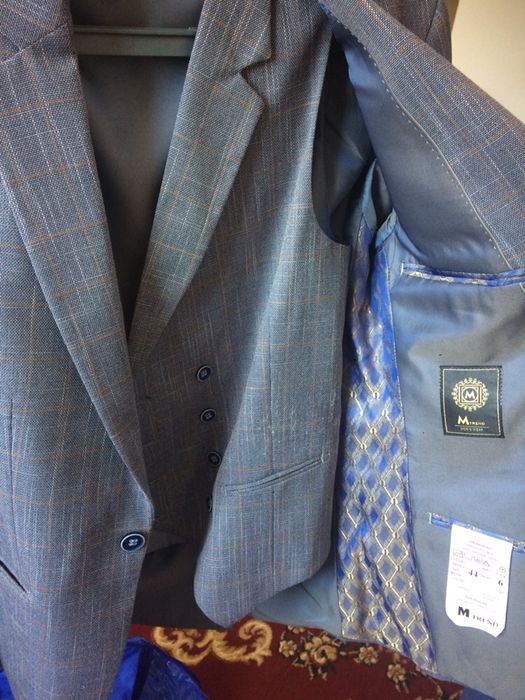 Продам костюм тройка