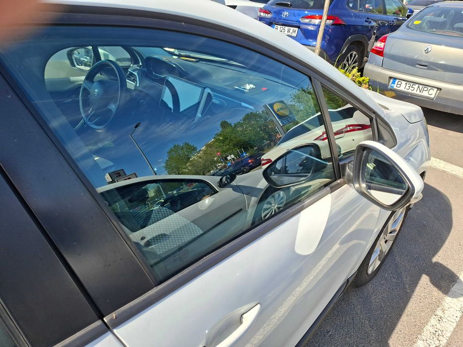 Autoturism Peugeot 2008 din 2014 plus 2 anvelope de vara.