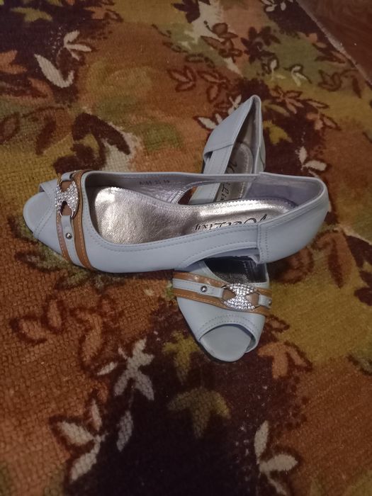 Босоножки продам новые