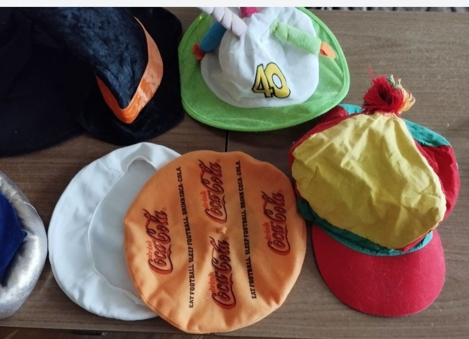 Карнавални шапки за маскарад и сюжетни игри