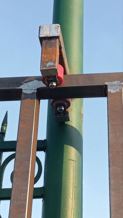 Откатные ворота ставим на колеса по рельсу