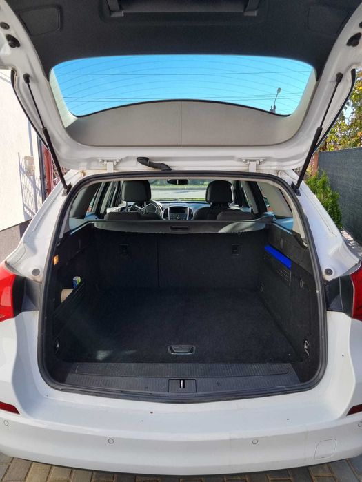 Opel Astra J Sports Tourer 2012