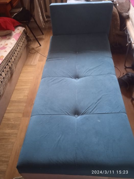 Кровать. Снижней полкой. Отличный..Цвет бирюза . И 4- табуретки .Отлич