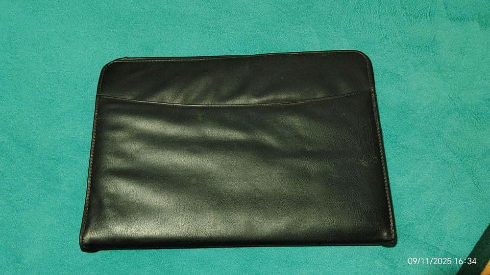 Mapa din piele cu calculator solar