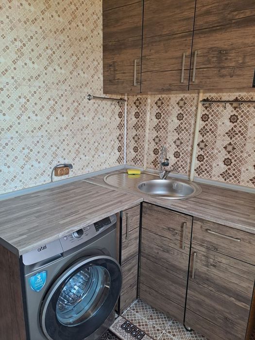 Продаётся 1 ком.квартира переделанная в 2х с балконом 2×6