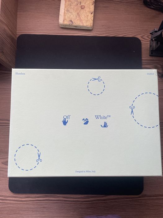 Off-whiet черни кецове