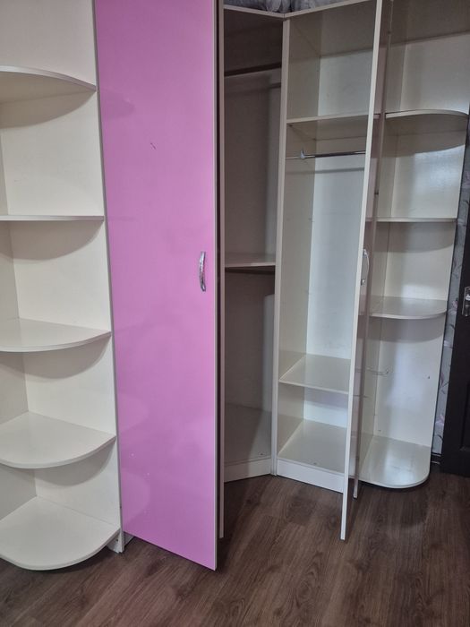 Розовый компактный шкаф