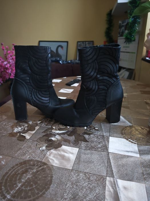 Дамски боти , носени по празници